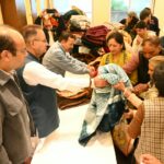 कैबिनेट मंत्री गणेश जोशी ने सेवा संकल्प अभियान के तहत मसूरी में जरूरतमंदों को वितरित किए कंबल।