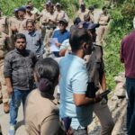 भारी पुलिस बल की मौजूदगी में रेलवे ने अवैध कब्जाधारियों को भूमि खाली करने के नोटिस दिए।
